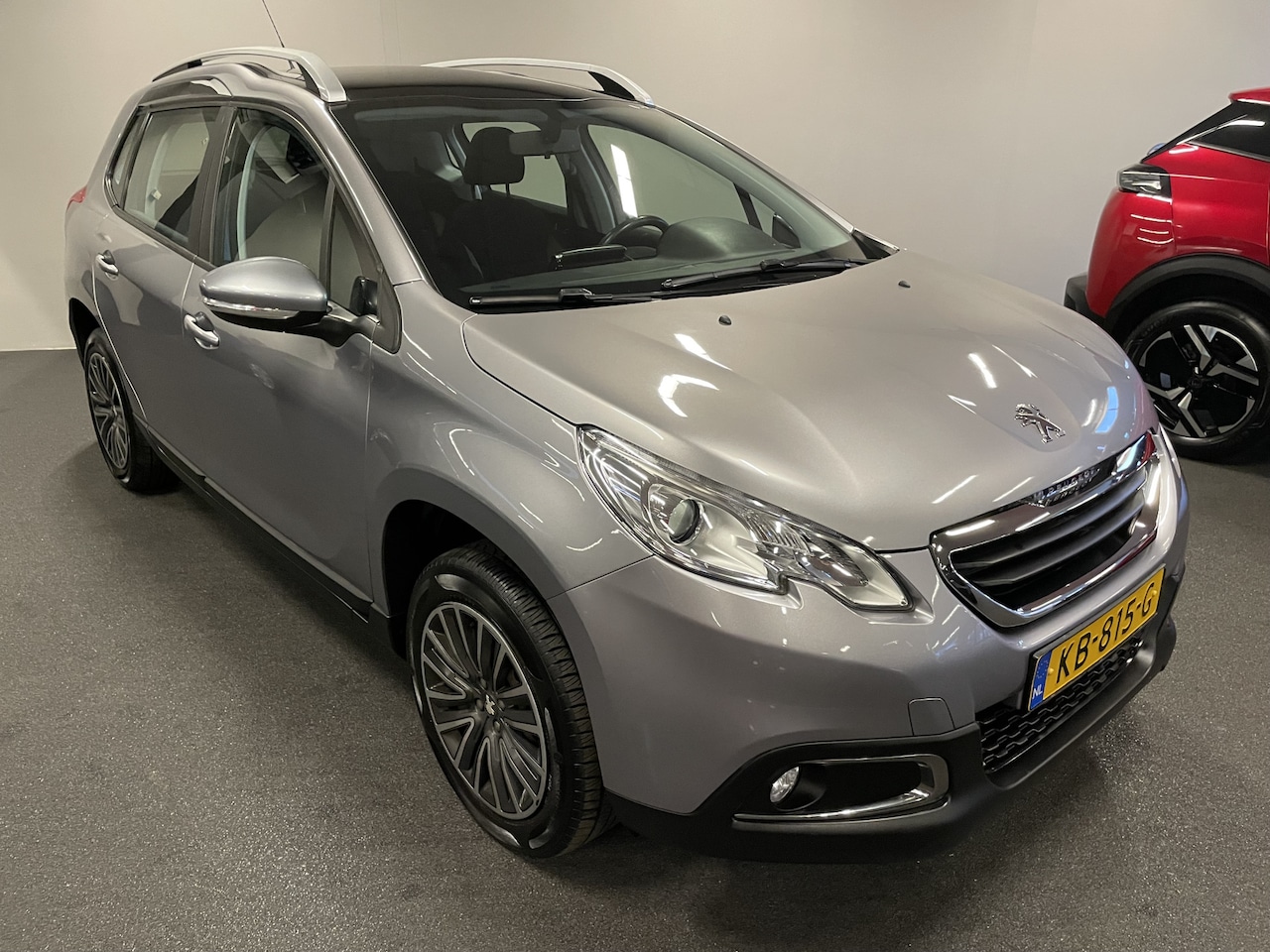 Peugeot 2008 - 1.2 PureTech ACTIVE 110 PK NAVIGATIE-PANORAMADAK-AIRCO-PARKEERSENSOREN - AutoWereld.nl