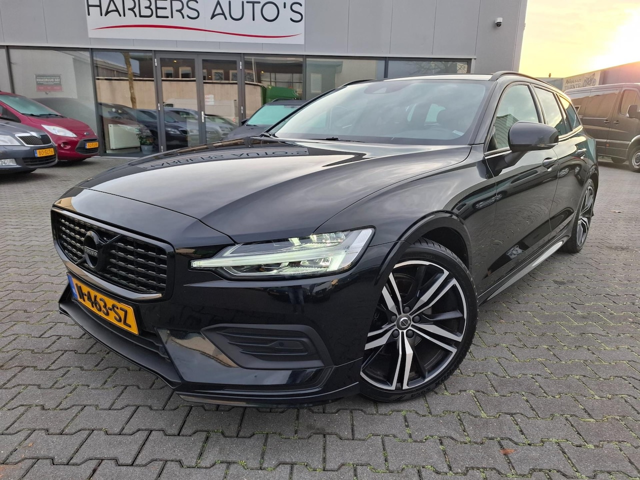 Volvo V60 - 2.0 B3 Momentum Business AUTOMAAT/LEDER/NAVI/CAMERA! - AutoWereld.nl