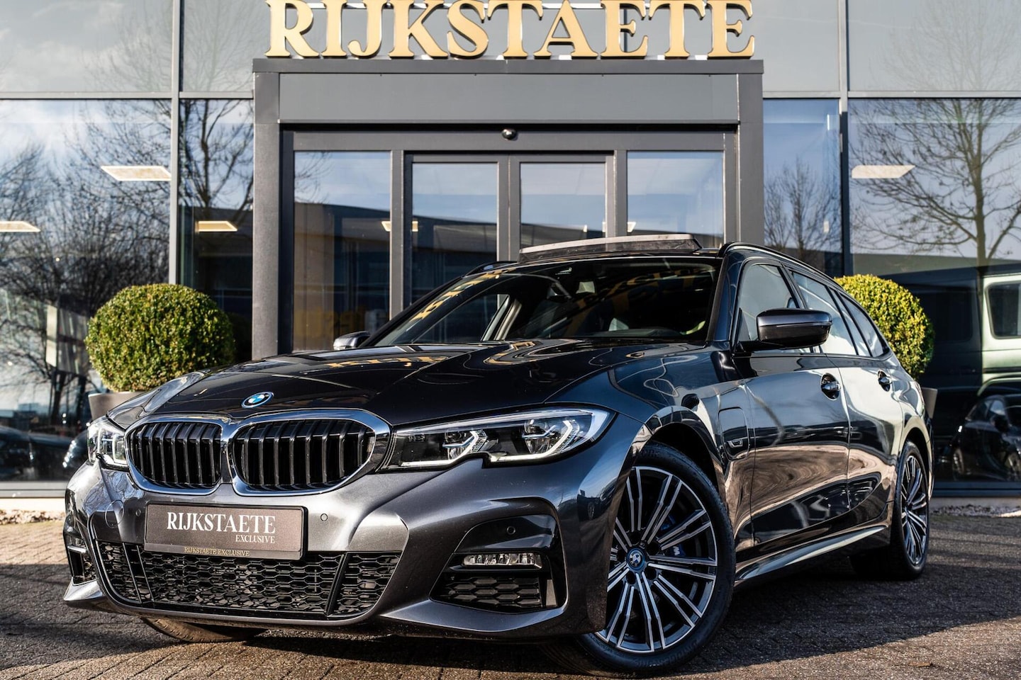 BMW 3-serie Touring - 320e High Executive|PANO|M-PAKKET|18'' - AutoWereld.nl