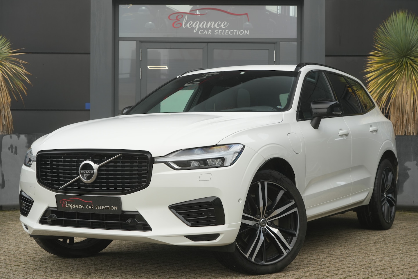 Volvo XC60 - 2.0 T8 Recharge AWD R-Design 392pk Panoramadak/Stoelverwarming/360Camera - AutoWereld.nl