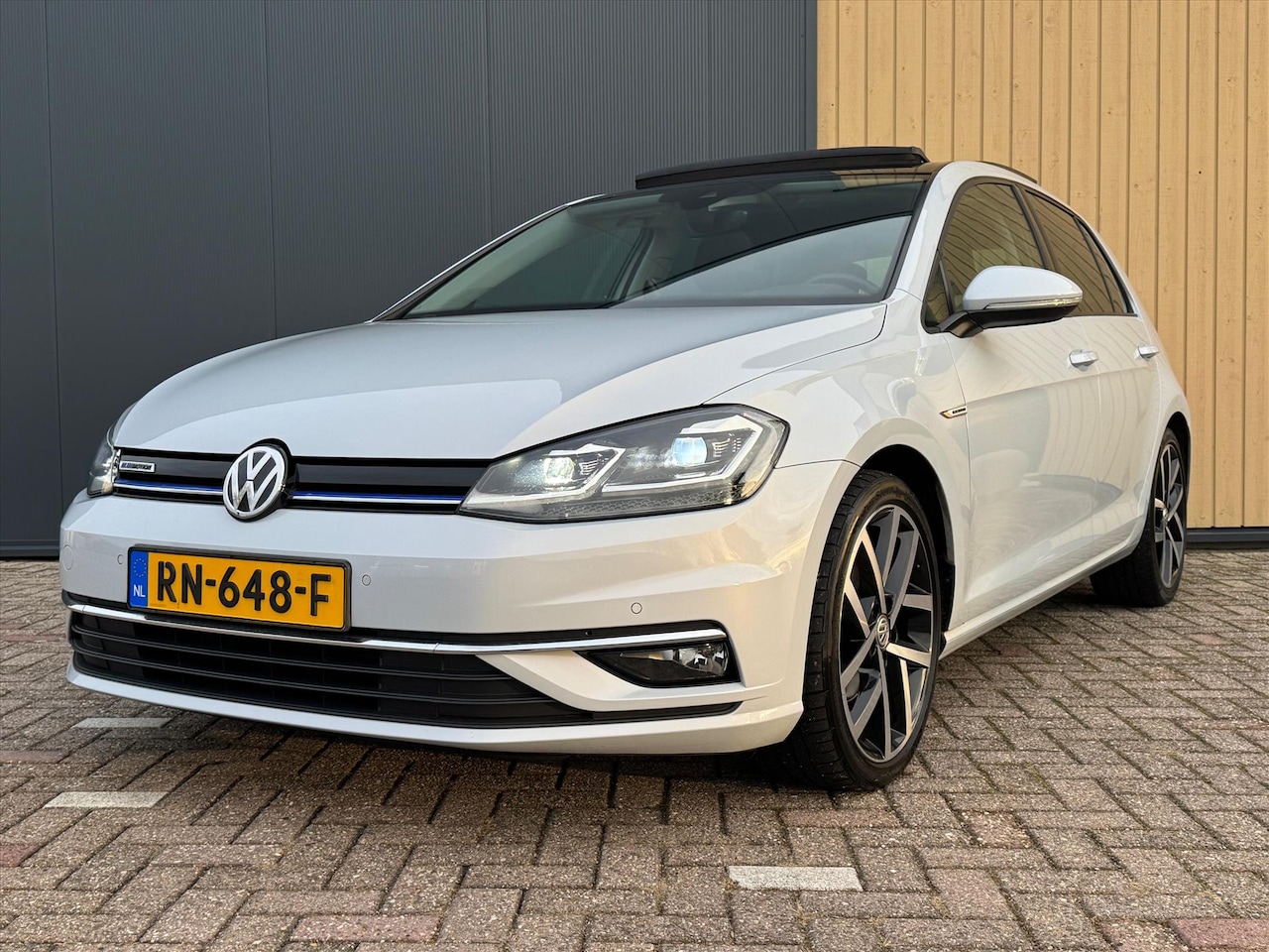 Volkswagen Golf - Vii 1.5 TSI 130pk 5D Highline | NL Auto | Pano | ACC | Massage | Carplay | Navi | Blis | S - AutoWereld.nl