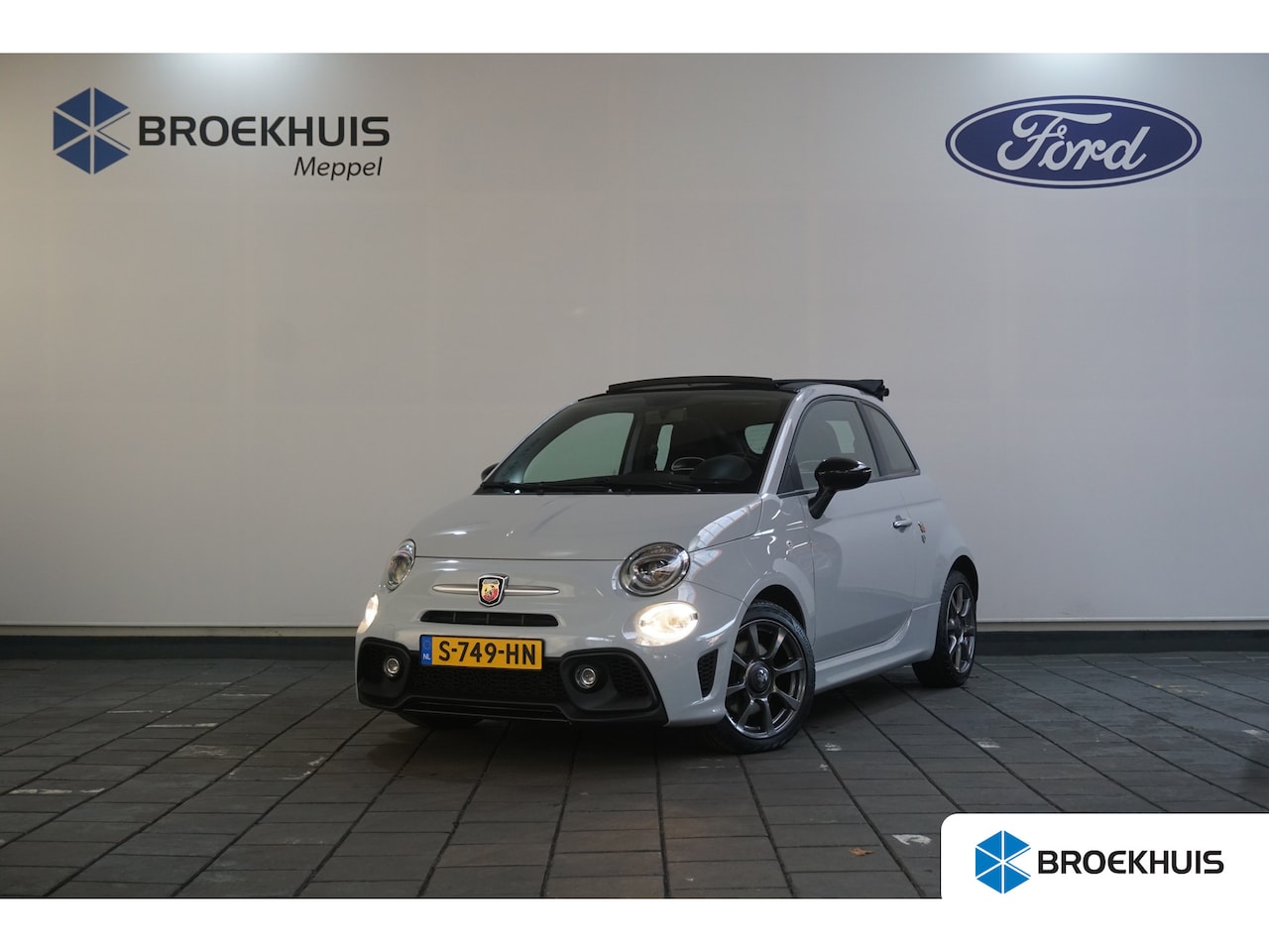 Abarth 595 - C 1.4 T-Jet 70th Anniversary | Elektrisch bedienbare kap | Parkeersensor achter | Radio - AutoWereld.nl