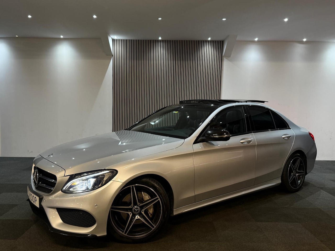 Mercedes-Benz C-klasse - 180 AMG Night Pakket l Pano l Keyles l Camera l Led l Stoelverwarming l Ambient - AutoWereld.nl