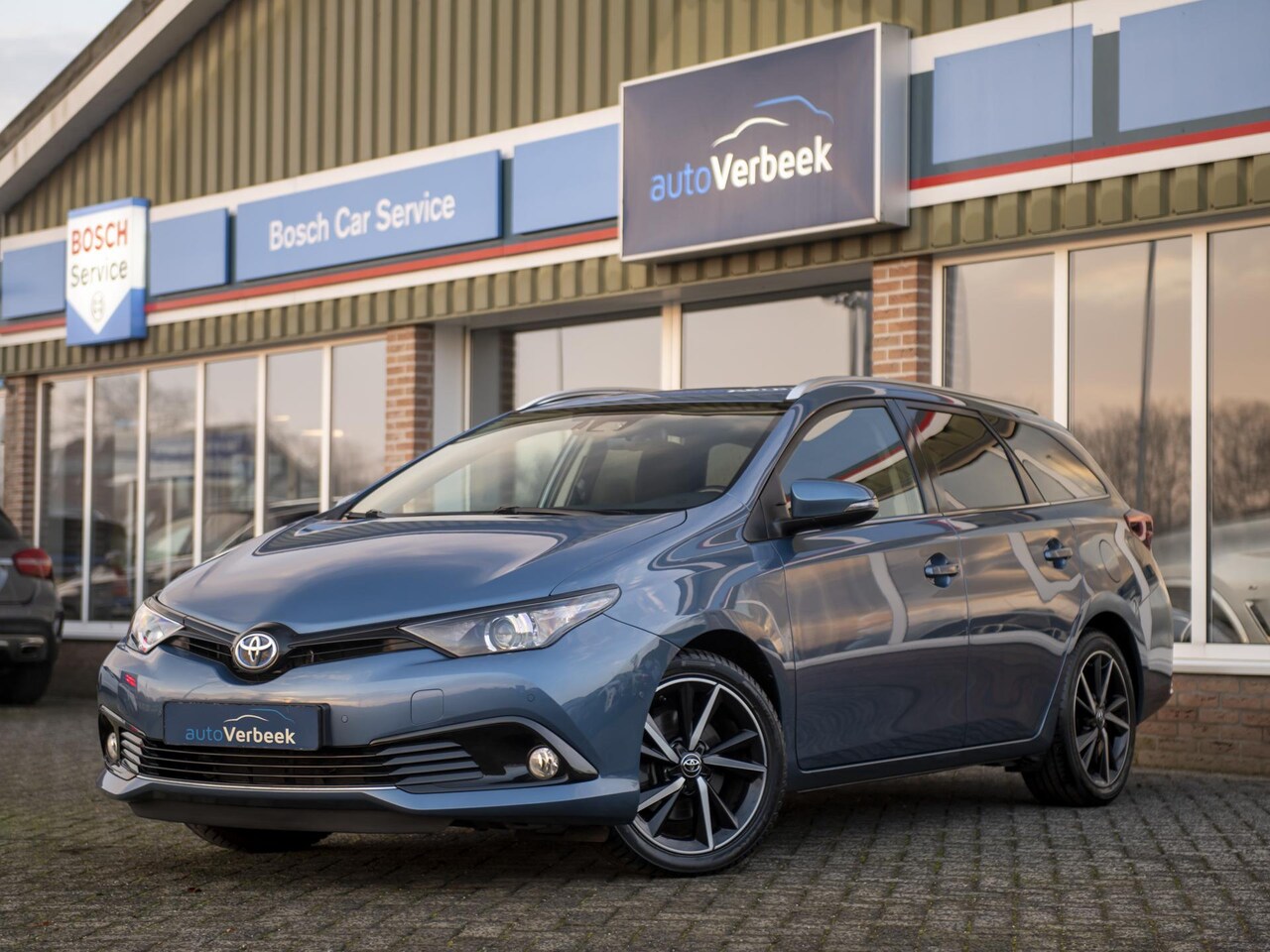 Toyota Auris Touring Sports - 1.8 Hybrid Dynamic Ultimate | Rijklaar!! | Navi | Stoelverwarming | Keyless | PDC V + A | - AutoWereld.nl