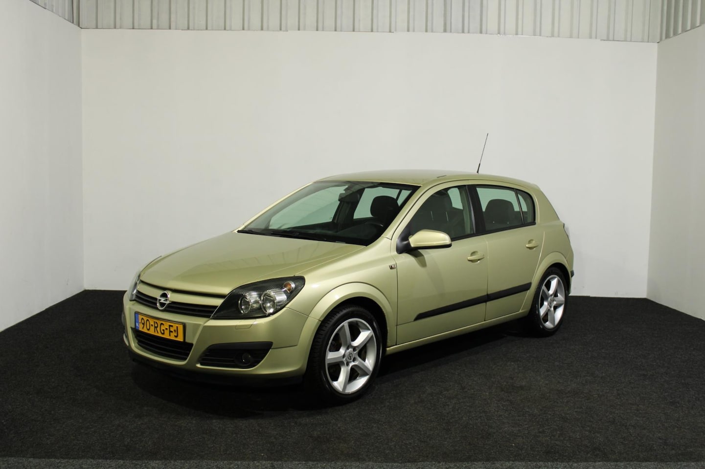 Opel Astra - 1.8 Sport 5-deurs /Cruise/ LM velgen/Airco/Nw APK/ - AutoWereld.nl