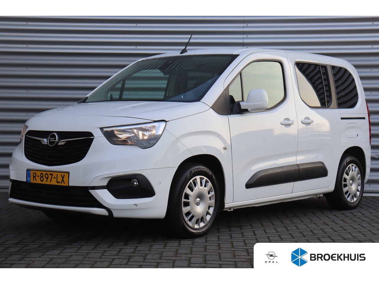 Opel Combo Tour - 1.2 TURBO 110PK L1H1 EDITION / NAVI / AIRCO / LED / PDC / CAMERA / WINTERPAKKET / BLUETOOT - AutoWereld.nl