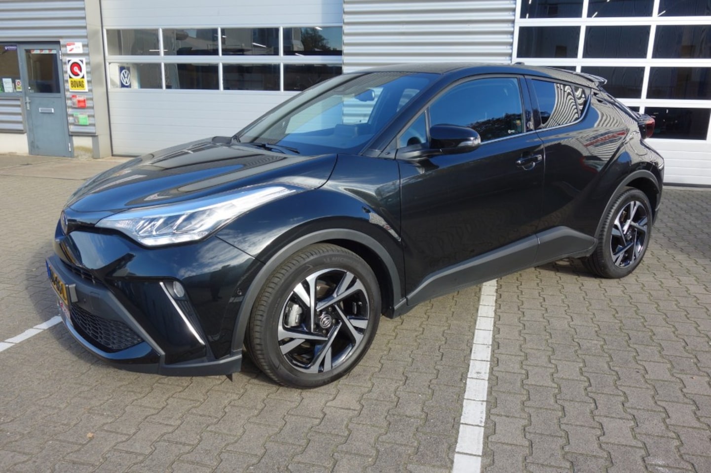 Toyota C-HR - 1.8 HYBRID TEAM D, Navi, Winterp, 18Inch, Camera, Winterset - AutoWereld.nl