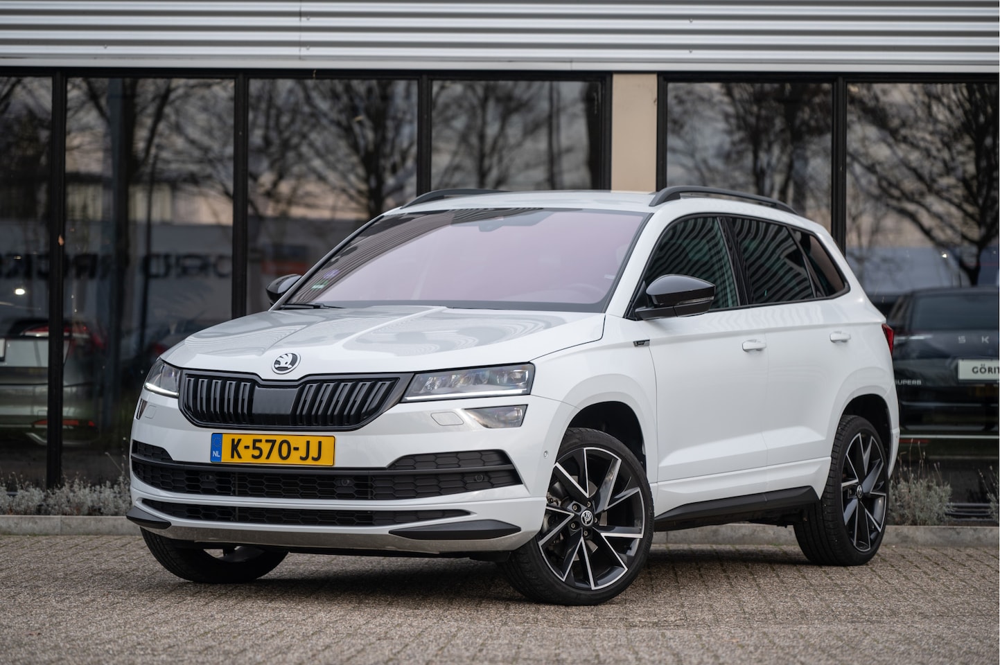 Skoda Karoq - 1.5 TSI ACT Sportline Business | Trekhaak | Adapt. Cruise | CANTON | Camera | 19" | Winter - AutoWereld.nl