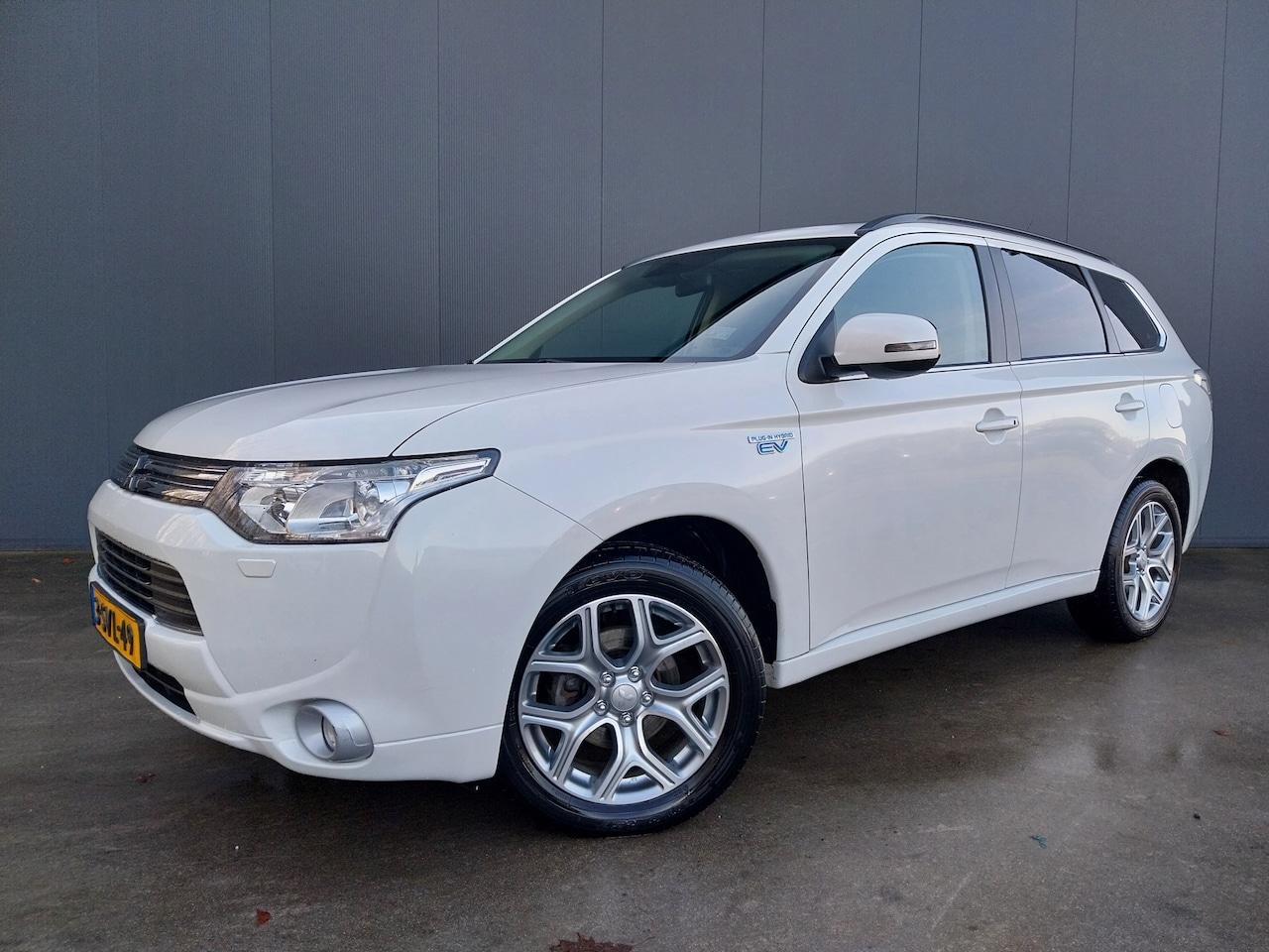 Mitsubishi Outlander - 2.0 PHEV instyle+ OPEN DAK ECC CAMERA NAVI ADAP CRUISE LEER TREKHAAK - AutoWereld.nl