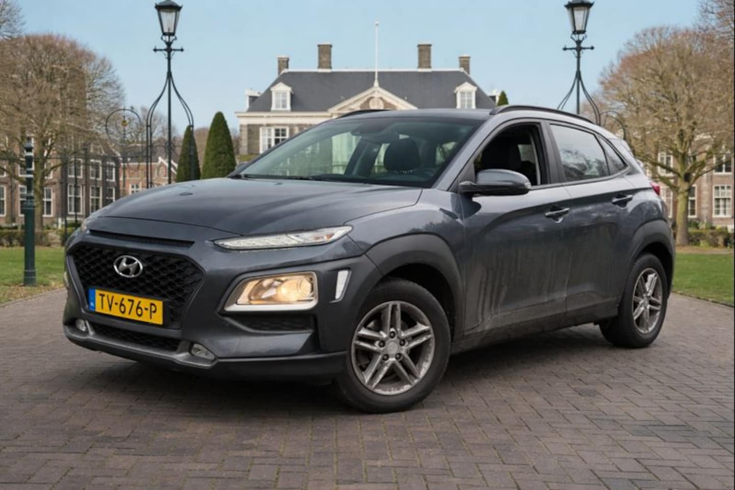 Hyundai Kona - 1.0T ESSENSE | PLUS PACK | NL-AUTO! | CAMERA | ALL SEASON | NAVI | CLIMA | CRUISE | PARKEE - AutoWereld.nl