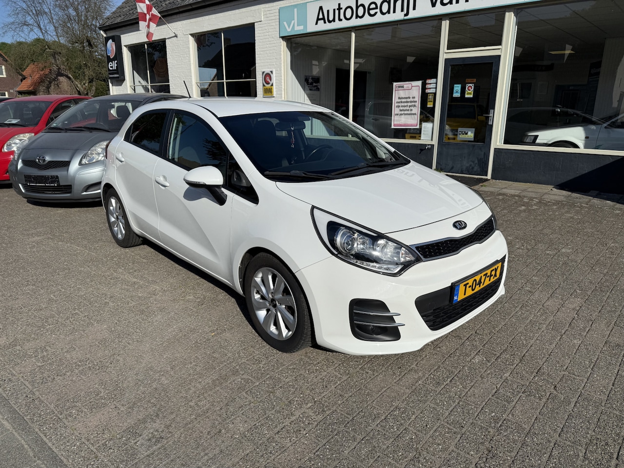 Kia Rio - 1.2 CVVT ExecutiveLine achteruitrijcamera, Parkeersensoren achter, Centrale deurvergrendel - AutoWereld.nl