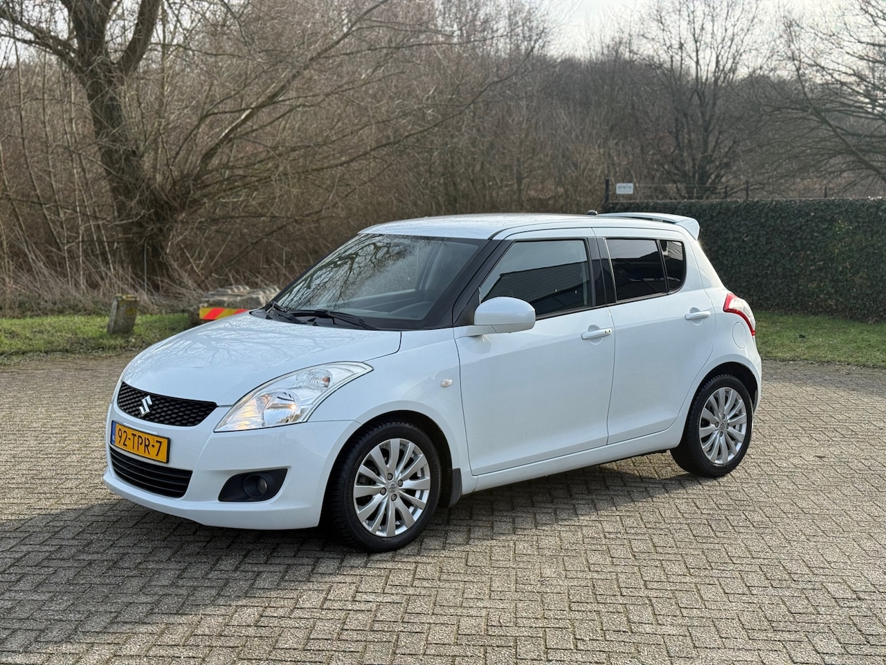 Suzuki Swift - 1.2 Exclusive AUTOMAAT I NAP I KEYLES I 1E EIG I PDC - AutoWereld.nl