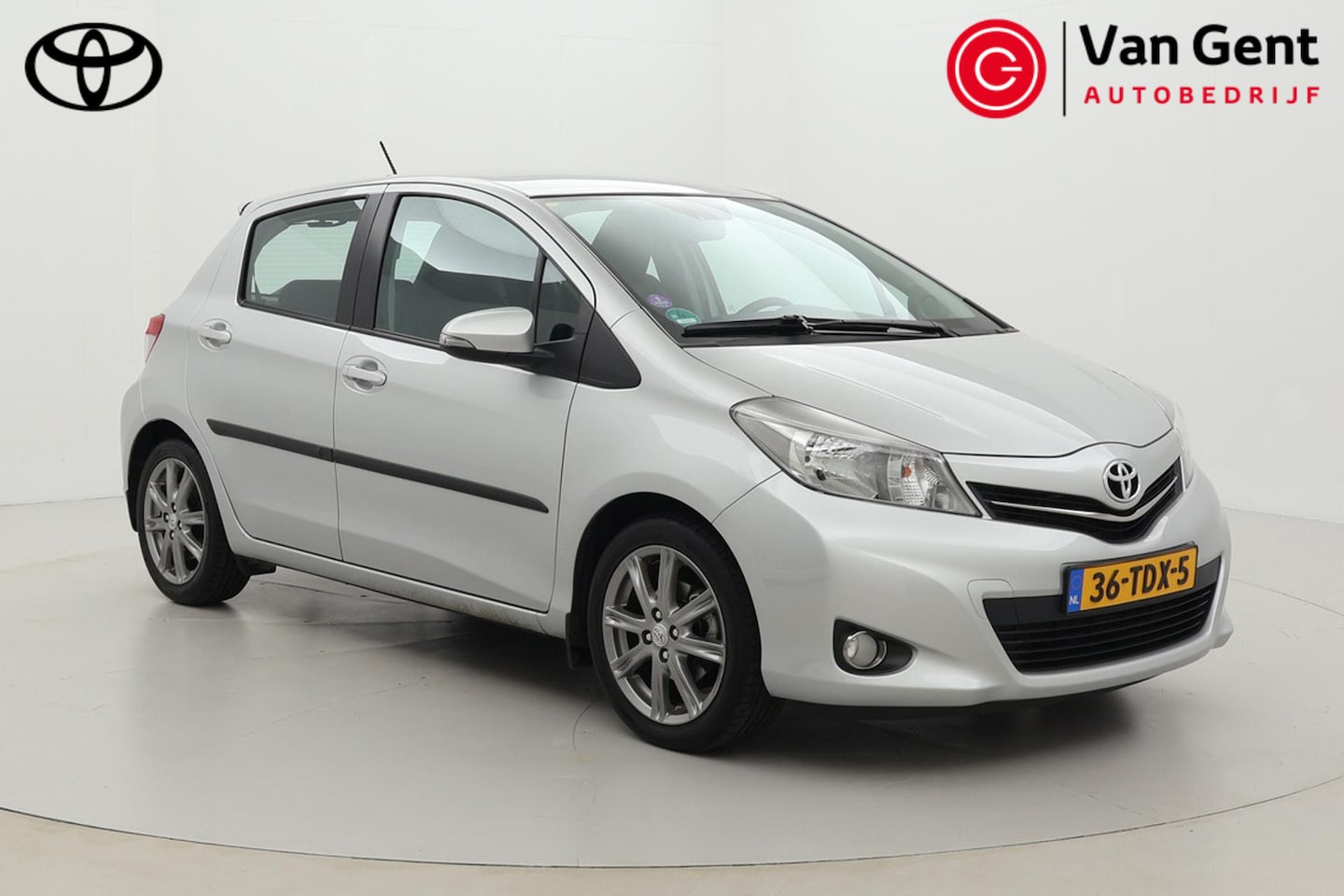 Toyota Yaris - 1.3 VVT-i Dynamic | Origineel NL | Trekhaak | Navigatie | Leder | Keyless | Stoelverwarmin - AutoWereld.nl