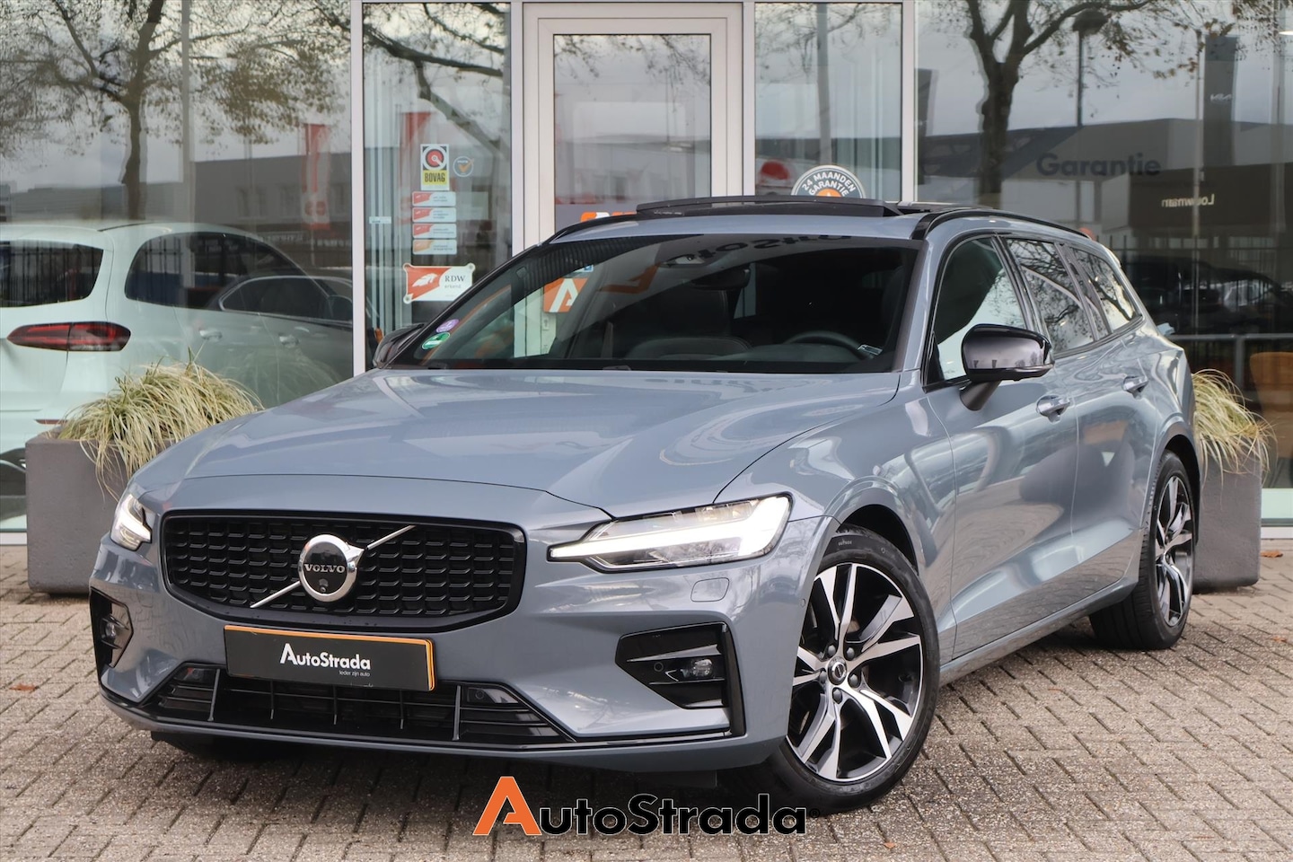 Volvo V60 - B4 Ultra Dark 197pk | Pano | ACC | LED | Keyless | Camera | Harman/Kardon | Trekhaak | Sto - AutoWereld.nl