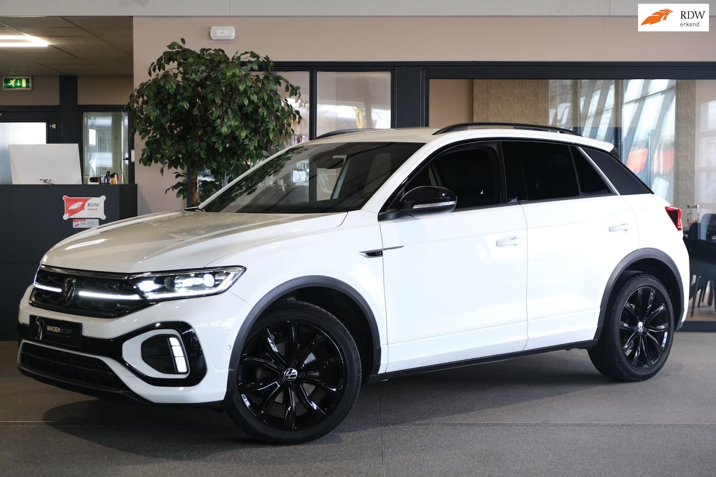 Volkswagen T-Roc - 1.5 TSI R-Line DSG Facelift Black IQ Cam ACC Navi Virtual - AutoWereld.nl