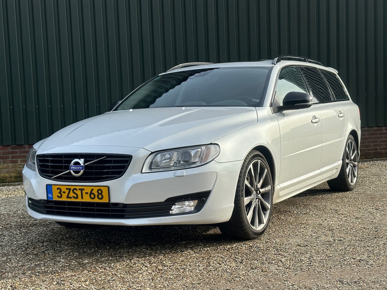 Volvo V70 - 2.0 T5 Nordic+ Automaat/19inch/Blackline/Camera enz enz - AutoWereld.nl