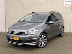 Volkswagen Touran - 1.4 TSI DSG Highline 18'' LED Trekhaak Standkachel Keyless