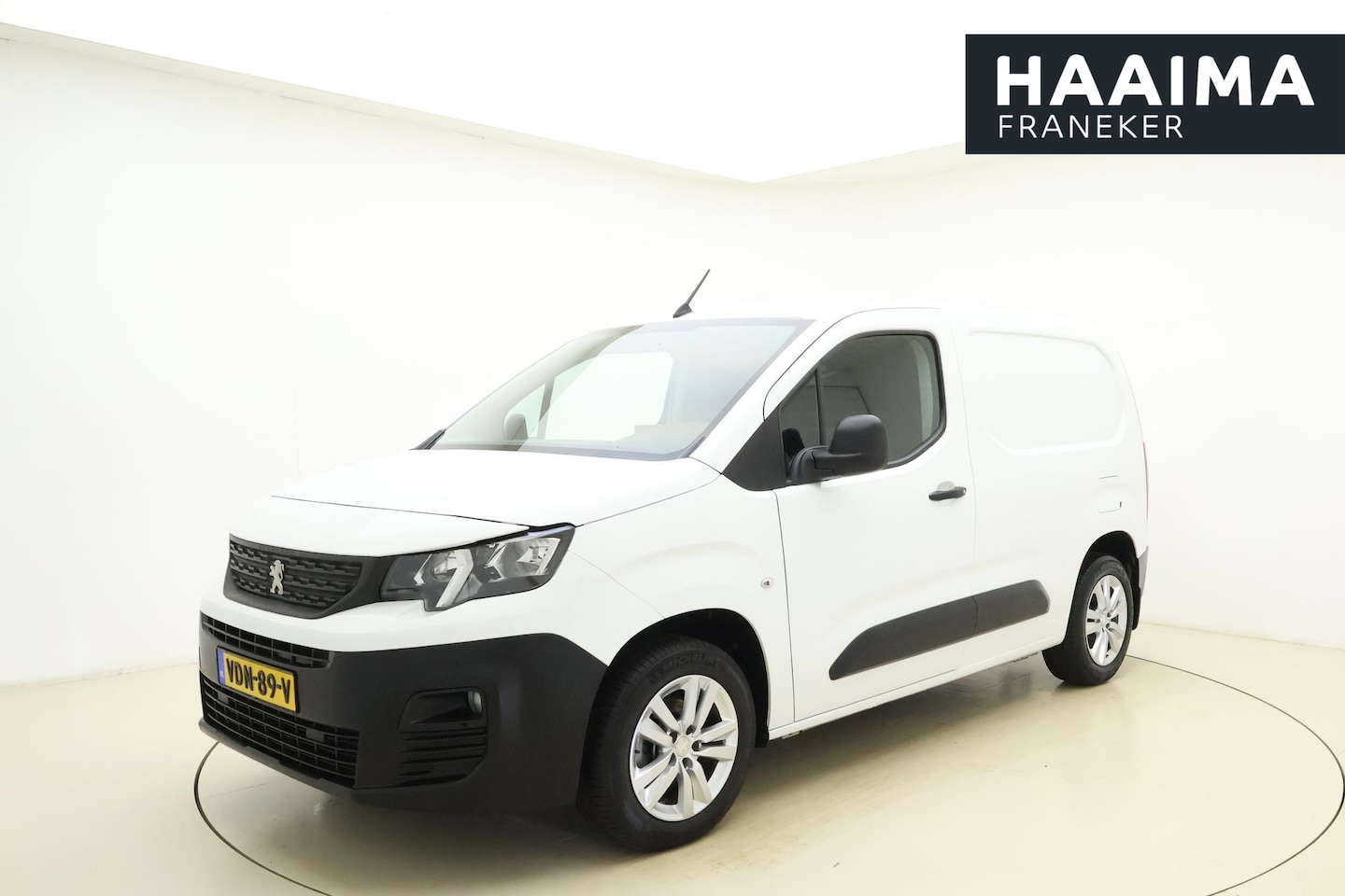 Peugeot Partner - 1.5 BlueHDI Premium 100pk | Navigatie | Trekhaak | Lichtmetalen Velgen | Vloer in laadruim - AutoWereld.nl