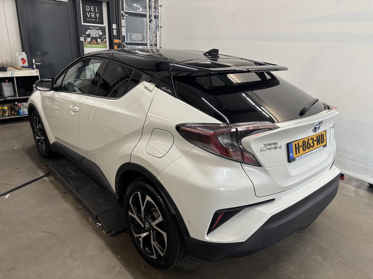 Toyota C-HR - 1.8 Hybrid Bi-Tone Blis & Leer & Stoel en Stuurverw. Adaptieve cruise & inparkeerhulp. - AutoWereld.nl