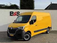 Renault Master - T35 2.3 dCi 135 L2H2 Comfort Airco Cruise control Apple / Android Navigatie Laadruimte afg