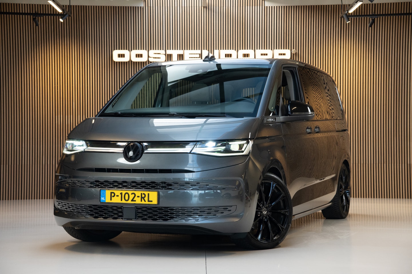 Volkswagen Multivan - 1.4/218pk eHybrid L1H1 Energetic 7p. Blackstyle|2022|El.Schuifdeuren|Trekhaak|Panoramadak| - AutoWereld.nl