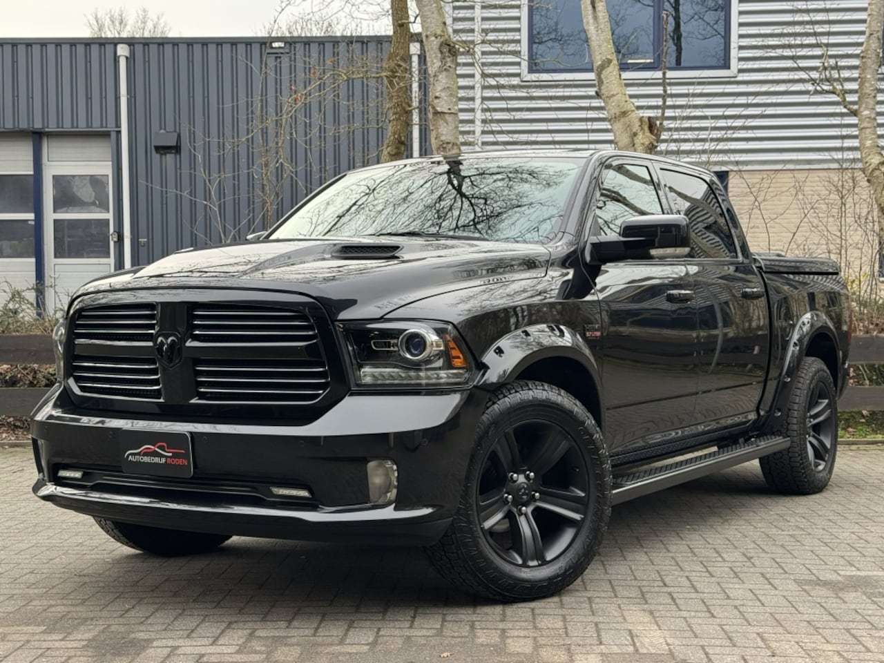 Dodge Ram 1500 - 4X4 SPORT BLACK EDITION 5.7 V8 LPG LAGE BIJTELLING - AutoWereld.nl