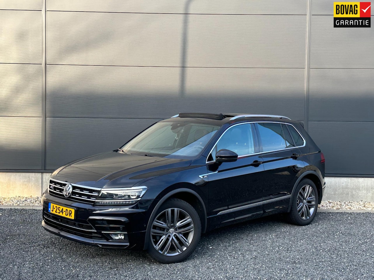 Volkswagen Tiguan - 2.0 TSI 4Motion R-Line Panodak | Leder | Stoelen met memory | Camera - AutoWereld.nl