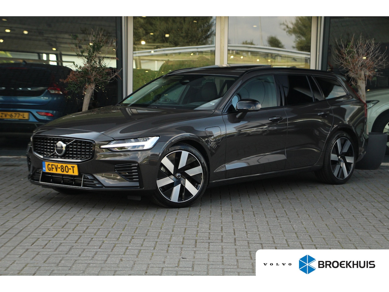 Volvo V60 - 2.0 T8 Plug-in hybrid AWD Ultra Dark | Head-Up | Panoramadak | Harman Kardon | Trekhaak | - AutoWereld.nl