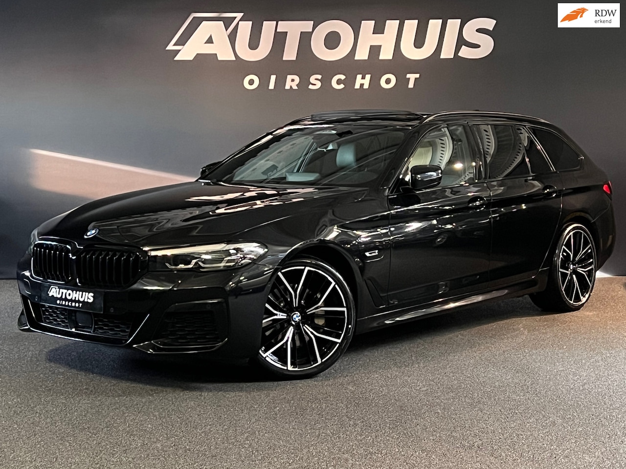 BMW 5-serie Touring - 530e xDrive High Executive M Pakket/ Pano/ Leder/ Camera/ 20inch/ ACC/ Led - AutoWereld.nl