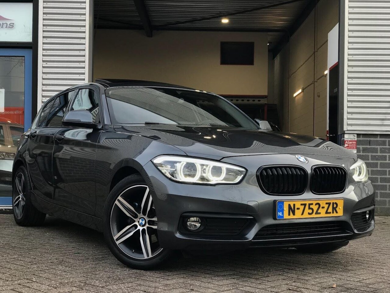BMW 1-serie - 118i High Executive|Automaat|Schuifdak|Carplay|Leer|Airco|Cruise|Navi|PDC|Stoelverwarming - AutoWereld.nl