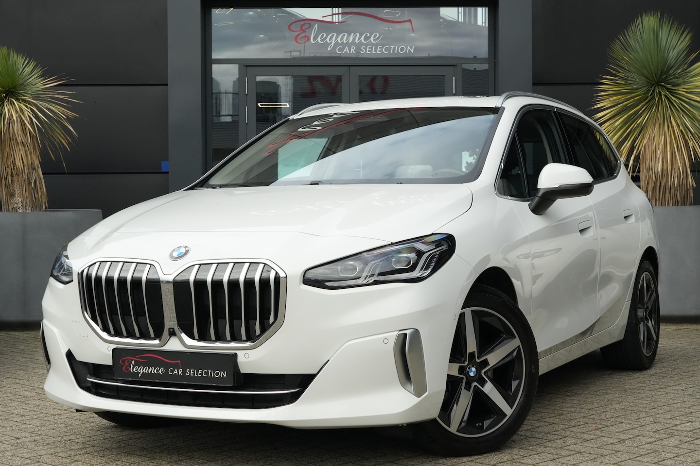BMW 2-serie Active Tourer - 218i 136pk Panoramadak/Stoelverwarming/Camera - AutoWereld.nl
