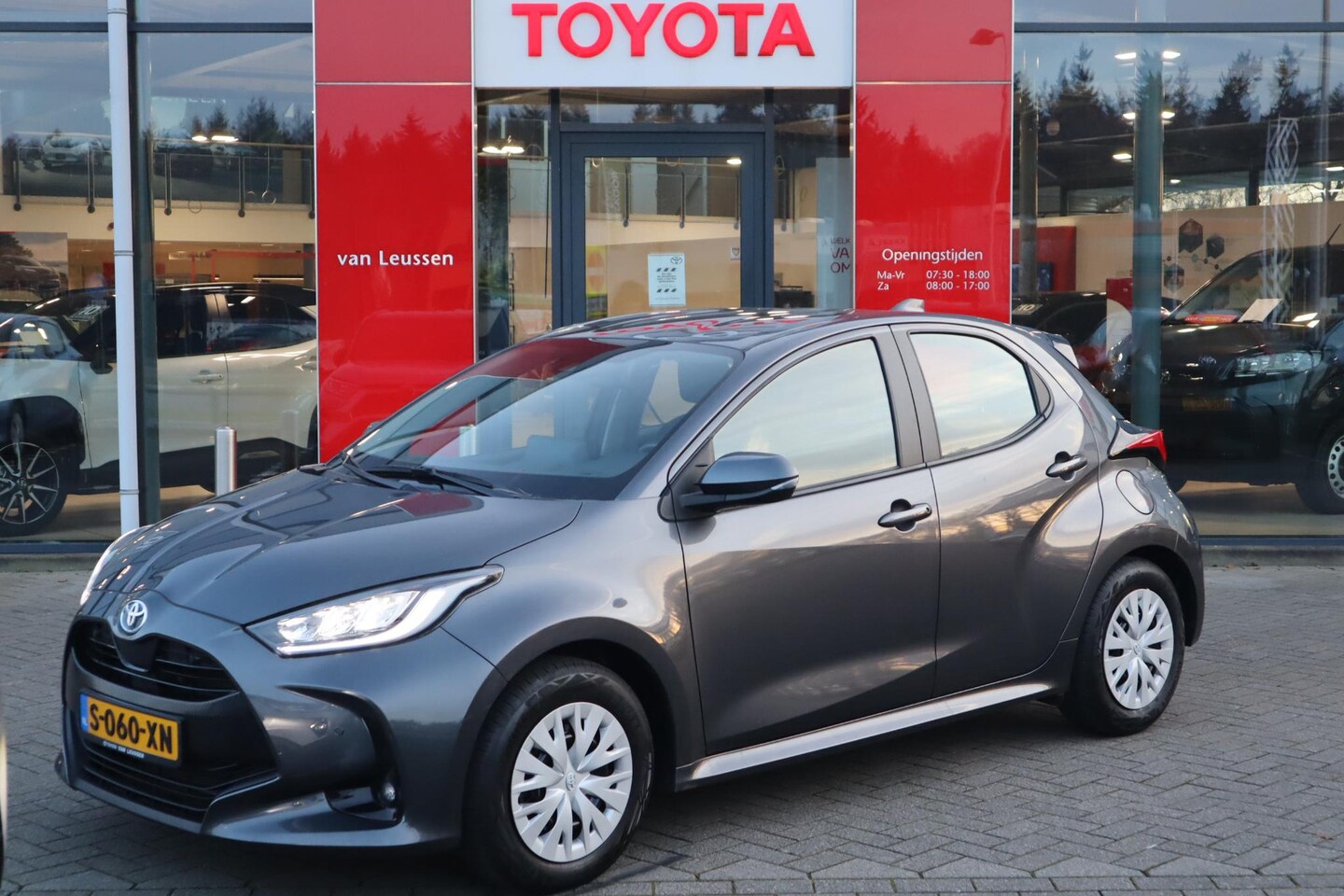 Toyota Yaris - 1.5 Hybrid BUSINESS STOELVERW. DODEHOEKDETECTIE  PARK-SENSOREN AD-CRUISE CAMERA KEYLESS - AutoWereld.nl