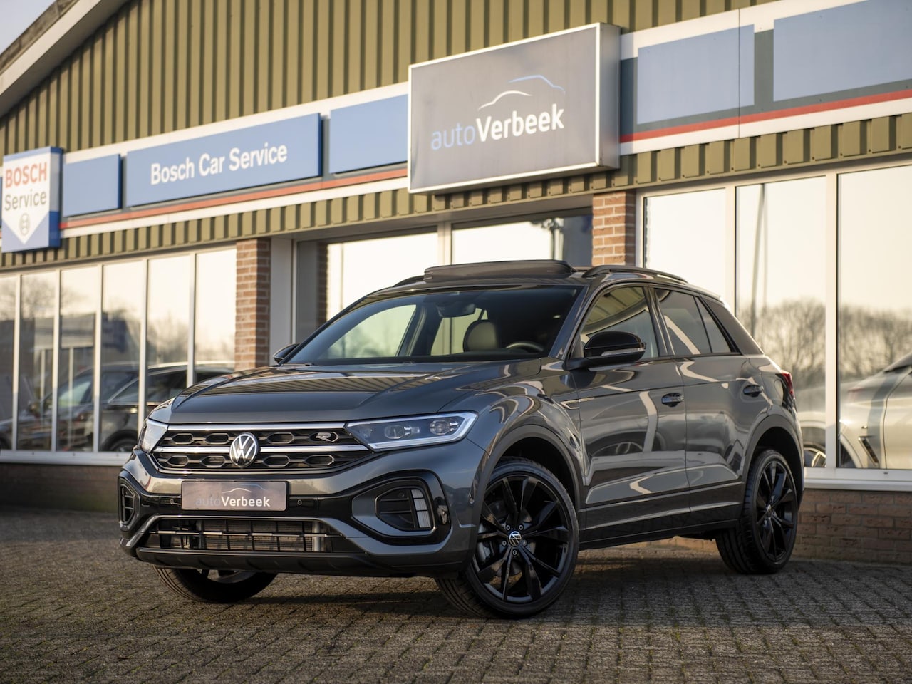 Volkswagen T-Roc - 1.5TSi 150pk R-Line Black Style Edition | Pano | Navi | App-connect | LED Plus | 19" LMV B - AutoWereld.nl