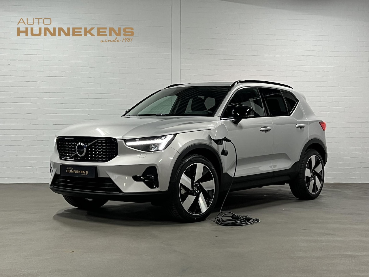 Volvo XC40 - 1.5 T5 Plug-in hybrid Ultimate Dark Trekhaak | Open dak | Adapt. cruise | Leder | Stoel-/s - AutoWereld.nl