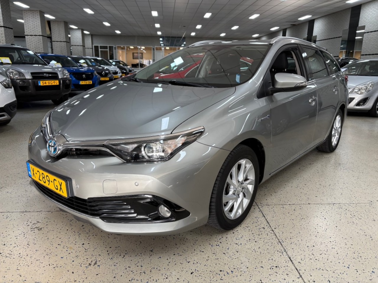 Toyota Auris - 1.8 Hybride Navigatie ECC Winterpakket LM Parkeerhulp - AutoWereld.nl