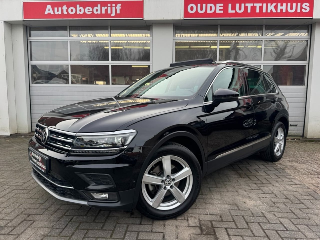 Volkswagen Tiguan - 1.4TSI 150PK DSG Highline Full-Led Pano Camera ACC Keyless Navi - AutoWereld.nl