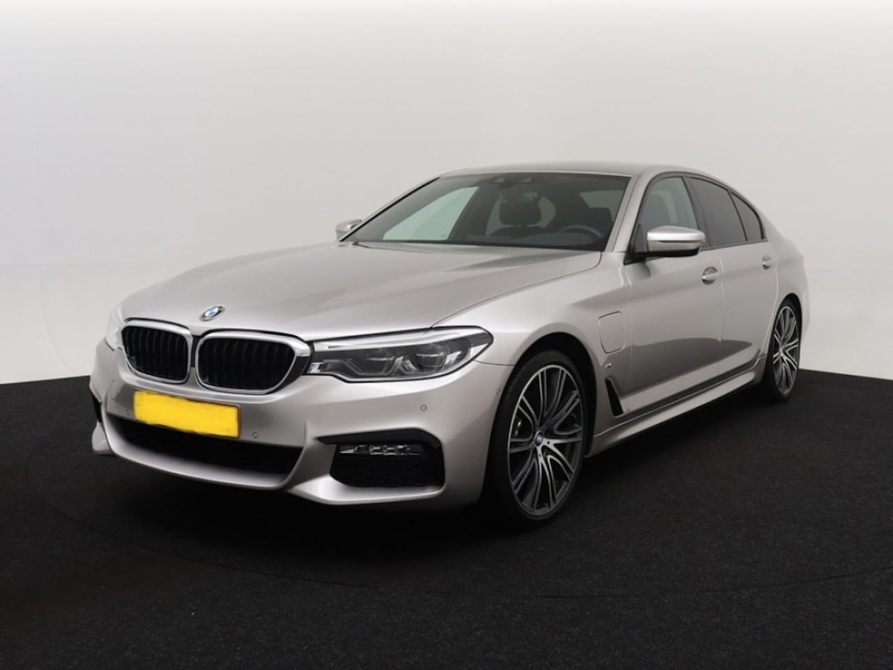 BMW 5-serie - 530e iPerformance High Executive M PAKKET 20INCH HARMAN KARDON - AutoWereld.nl