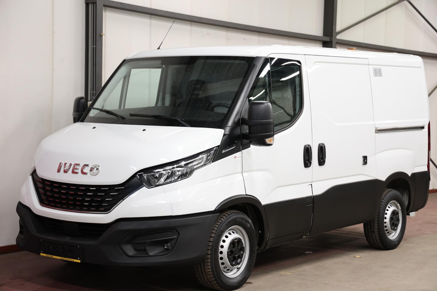 Iveco Daily - 35S16V 2.3 L1H1 AUTOMAAT 160PK 3500KG TREKVERMOGEN - AutoWereld.nl