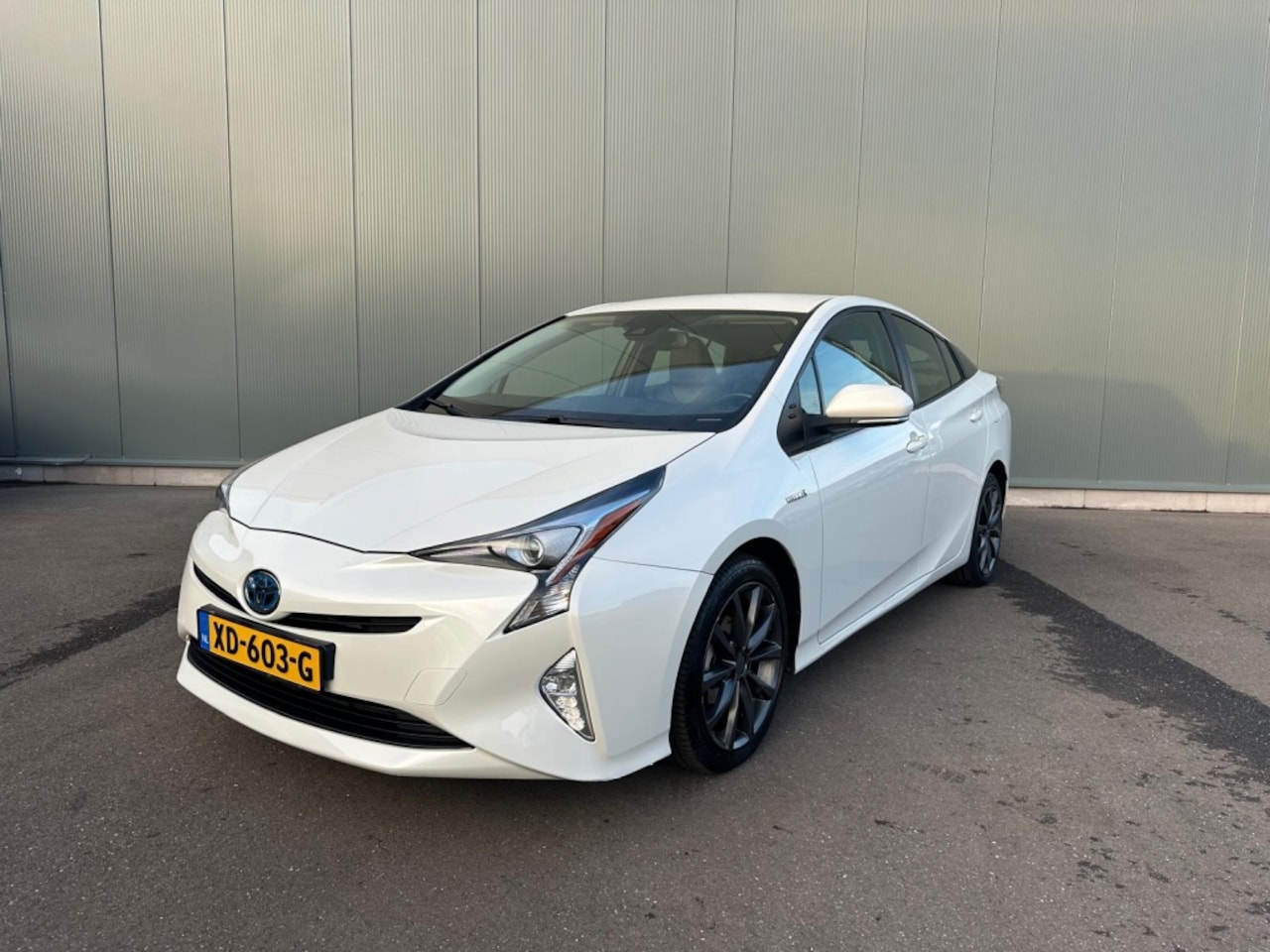 Toyota Prius - 1.8 Black Edition CAMERA | LEDER | TREKHAAK | HEAD UP ! - AutoWereld.nl