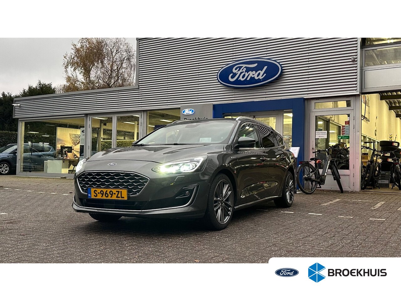 Ford Focus Wagon - 1.5EB Vignale | ELEKTR. TREKHAAK | WINTERPACK | PANO DAK | HEAD UP DISPLAY | PARK SENS V+A - AutoWereld.nl