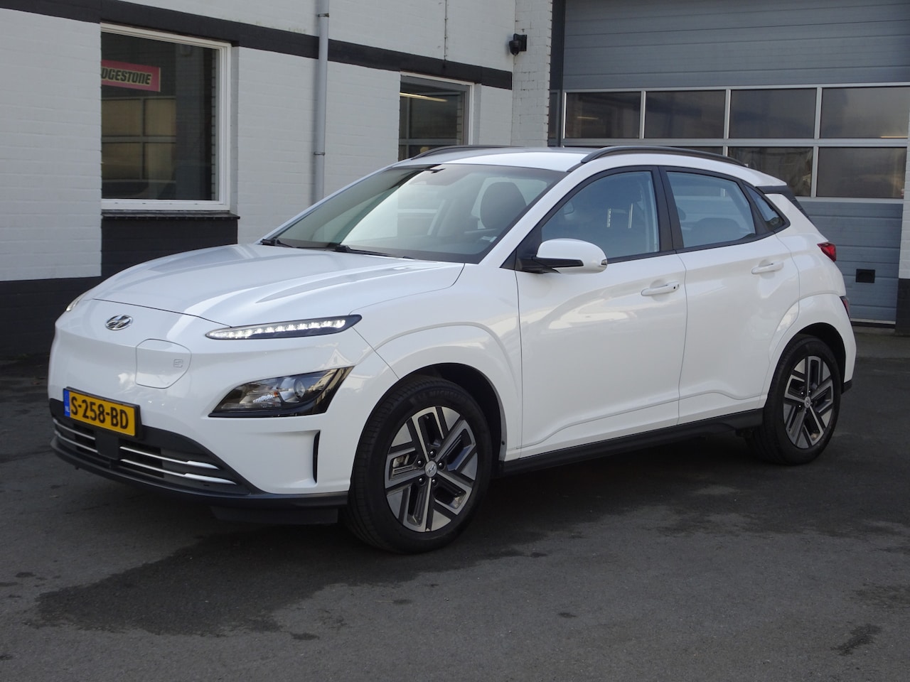 Hyundai Kona Electric - EV Comfort 64 kWh Automatische airco, licht metalen velgen, achteruitrij camera, parkeerse - AutoWereld.nl
