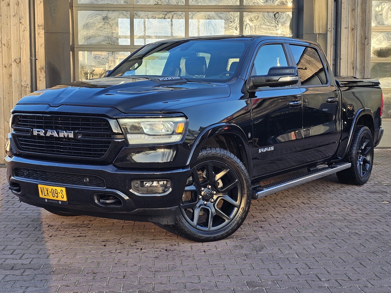 Dodge Ram 1500 - 5.7 V8 4x4 Crew Cab Laramie | Pano | Trekhaak | Leder | Alpine | Keyless | Camera | Sidest - AutoWereld.nl