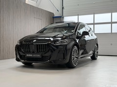 BMW 2-serie Active Tourer - 223i 218 PK - M PAKKET - PANORAMADAK - LEER - HEAD UP - TREKHAAK - HARMAN KARDON - ZEER RI