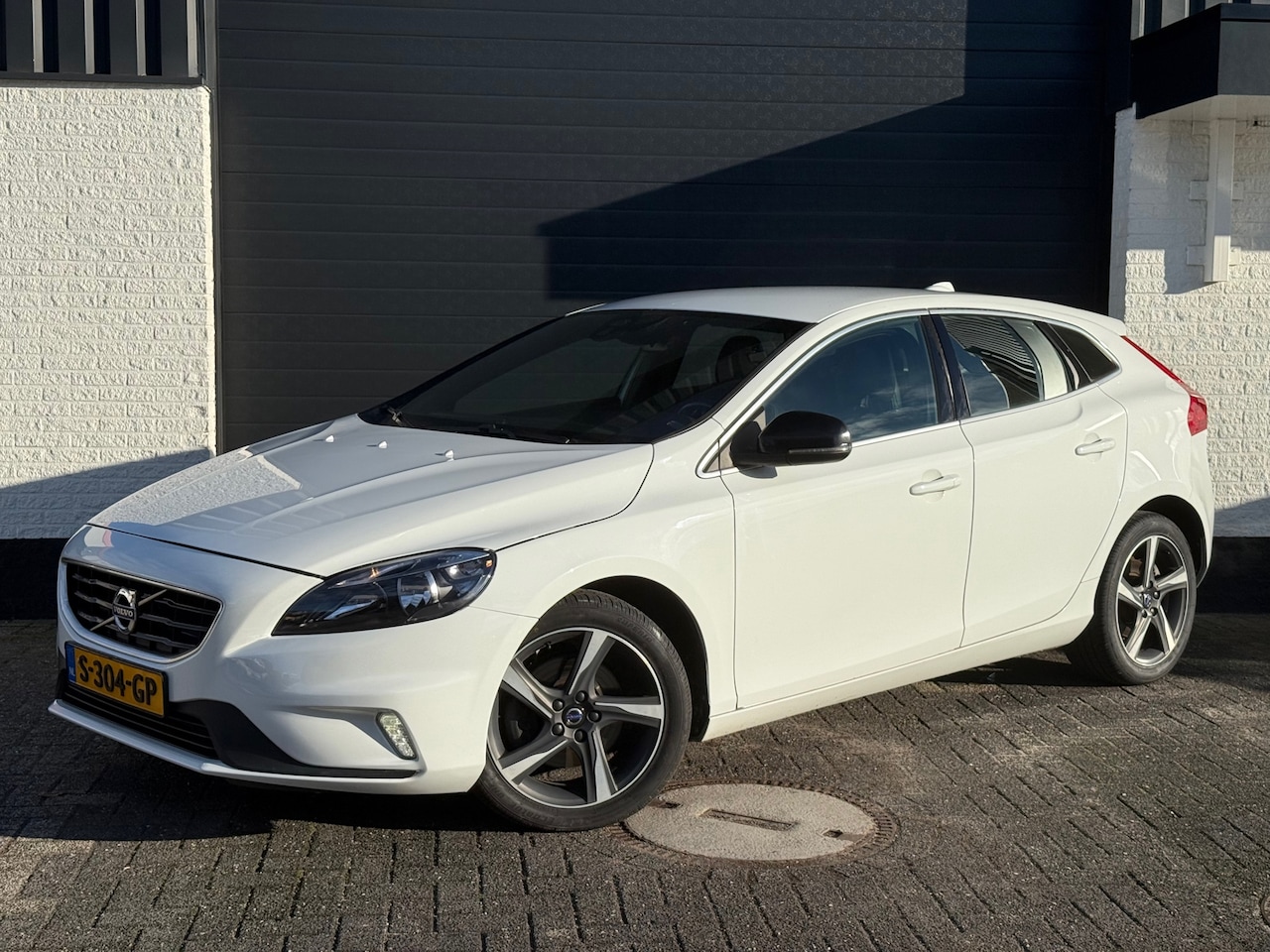 Volvo V40 - T2 R-Design Summum | 2016 | 122 pk | Half leder/Alcantara | Wit - AutoWereld.nl