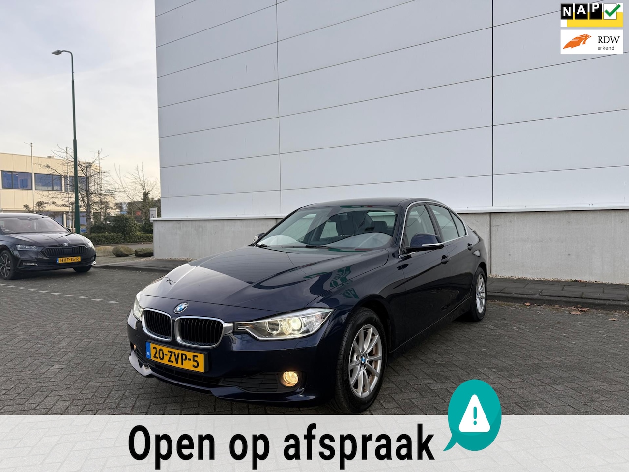 BMW 3-serie - 316i Upgrade Edition AUT/LEER/NAVI/XENON/NAP/STLVRWMNG - AutoWereld.nl