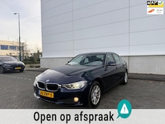 BMW 3-serie - 316i Upgrade Edition AUT/LEER/NAVI/XENON/NAP/STLVRWMNG