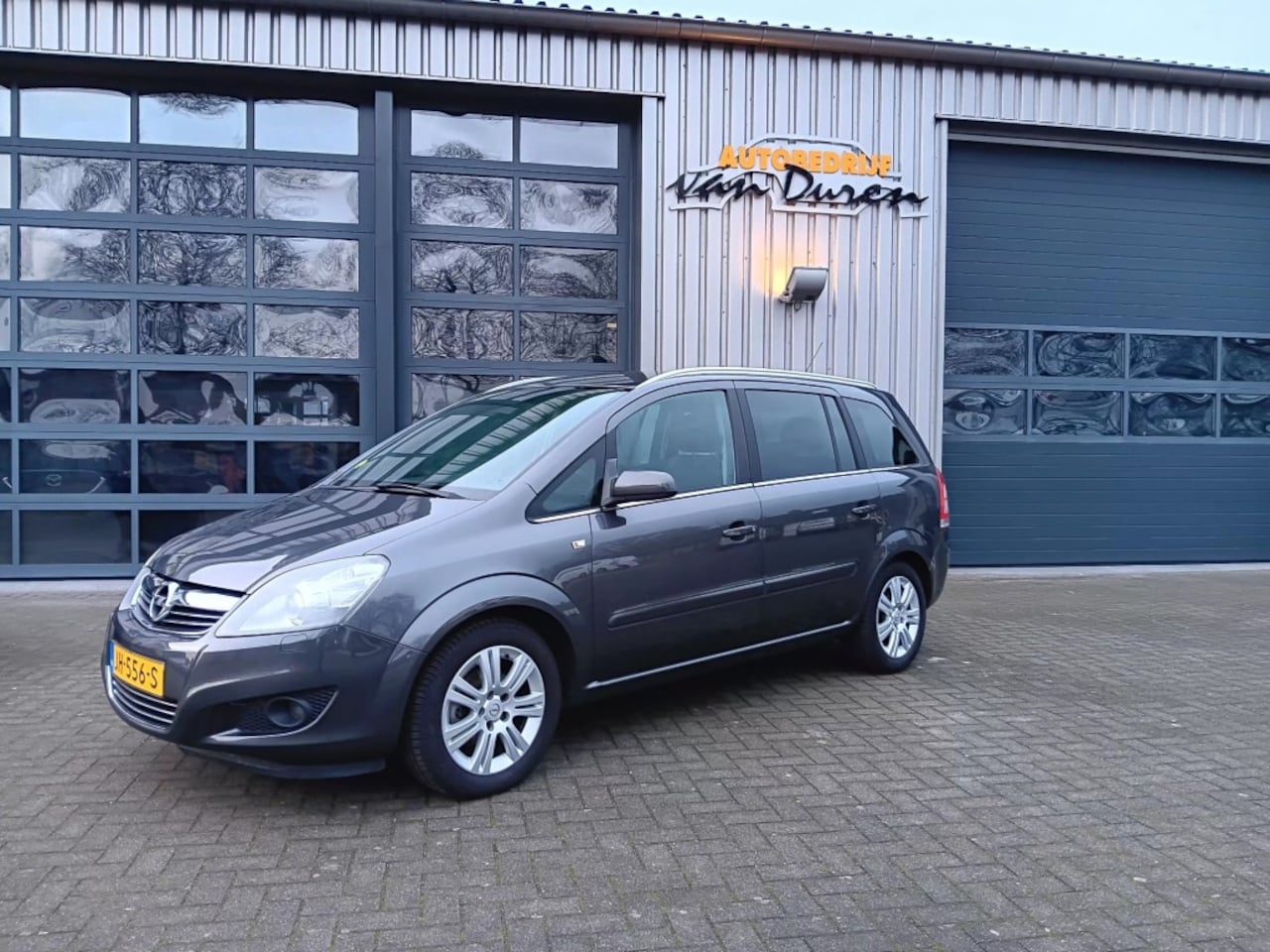 Opel Zafira - 1.6i-16v  Cosmo  7-pers.  Cruise/Clima C.V.  16inch  Trekhaak - AutoWereld.nl