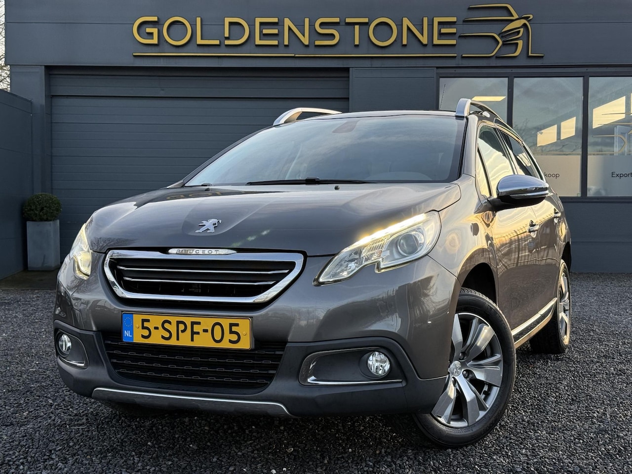 Peugeot 2008 - 1.2 VTi Allure Pack Premium Plus Pano,Trekhaak,Navi,Clima,Cruise,Pdc,Lm velgen,Halfleder,D - AutoWereld.nl