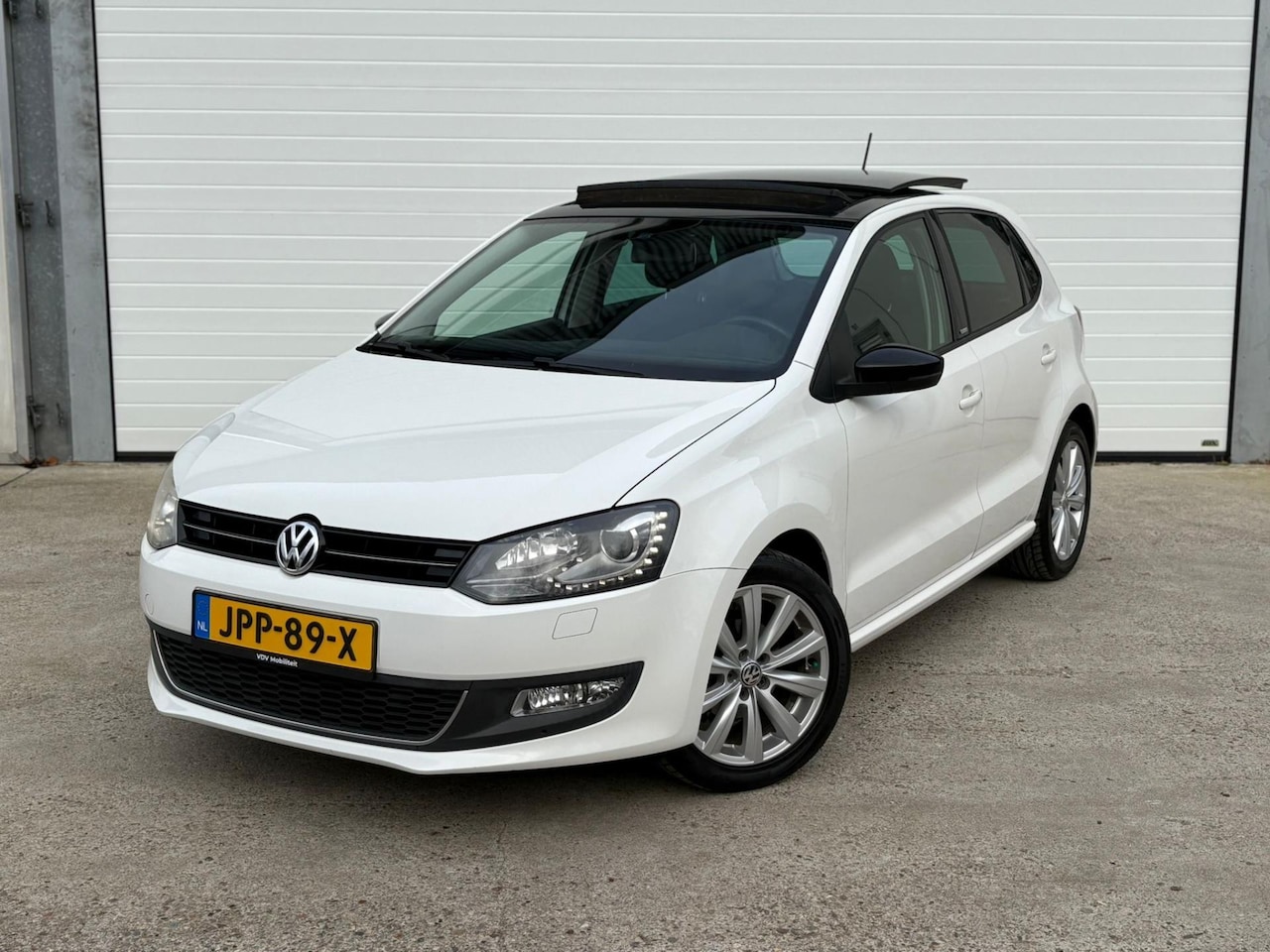 Volkswagen Polo - 1.2 I Style I Pano I Stoelverwarming I Led - AutoWereld.nl