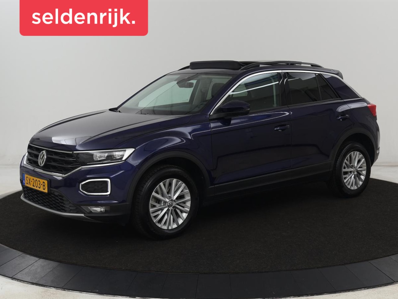Volkswagen T-Roc - 1.5 TSI Style | Panoramadak | Trekhaak | Full LED | Carplay | Adaptive cruise | Navigatie - AutoWereld.nl